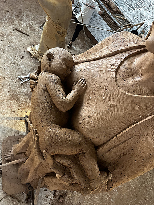 Fiberglass Mary holding a baby statue for outdoors usage