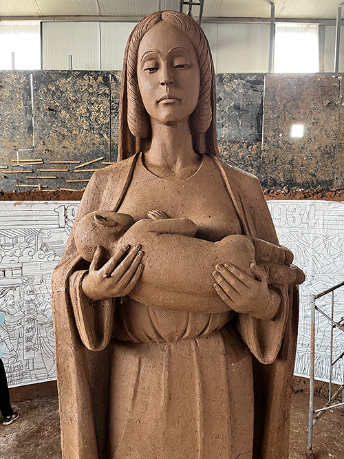 Fiberglass Mary holding a baby statue for outdoors usage