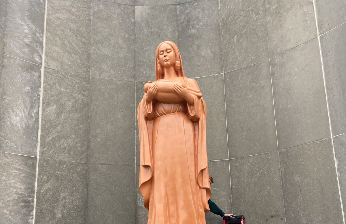 Fiberglass blessed Virgin Mary holding baby statue for outdoors usage